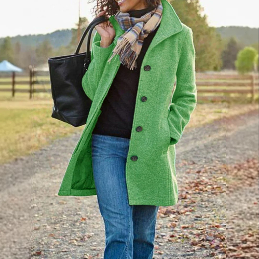 Veste classique mi-longue verte à boutons, col revers et poches plaquées.