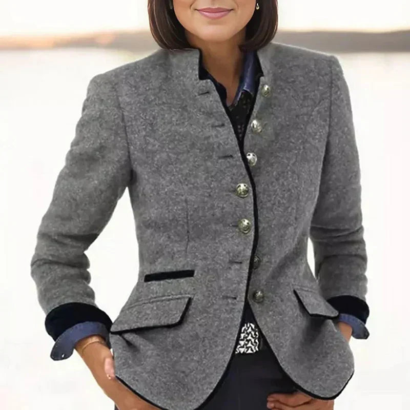 Veste blazer gris chiné, col droit, boutons métal, poches à rabat, doublure bleue.