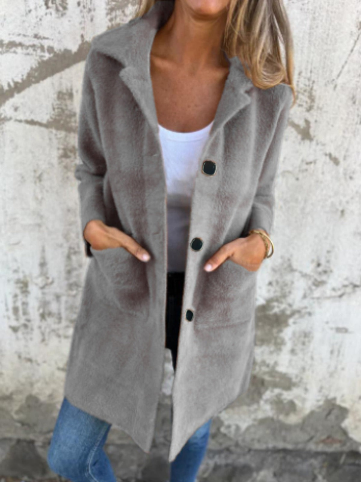 Manteau d’hiver gris à revers, boutonnage et poches, style long manches longues.