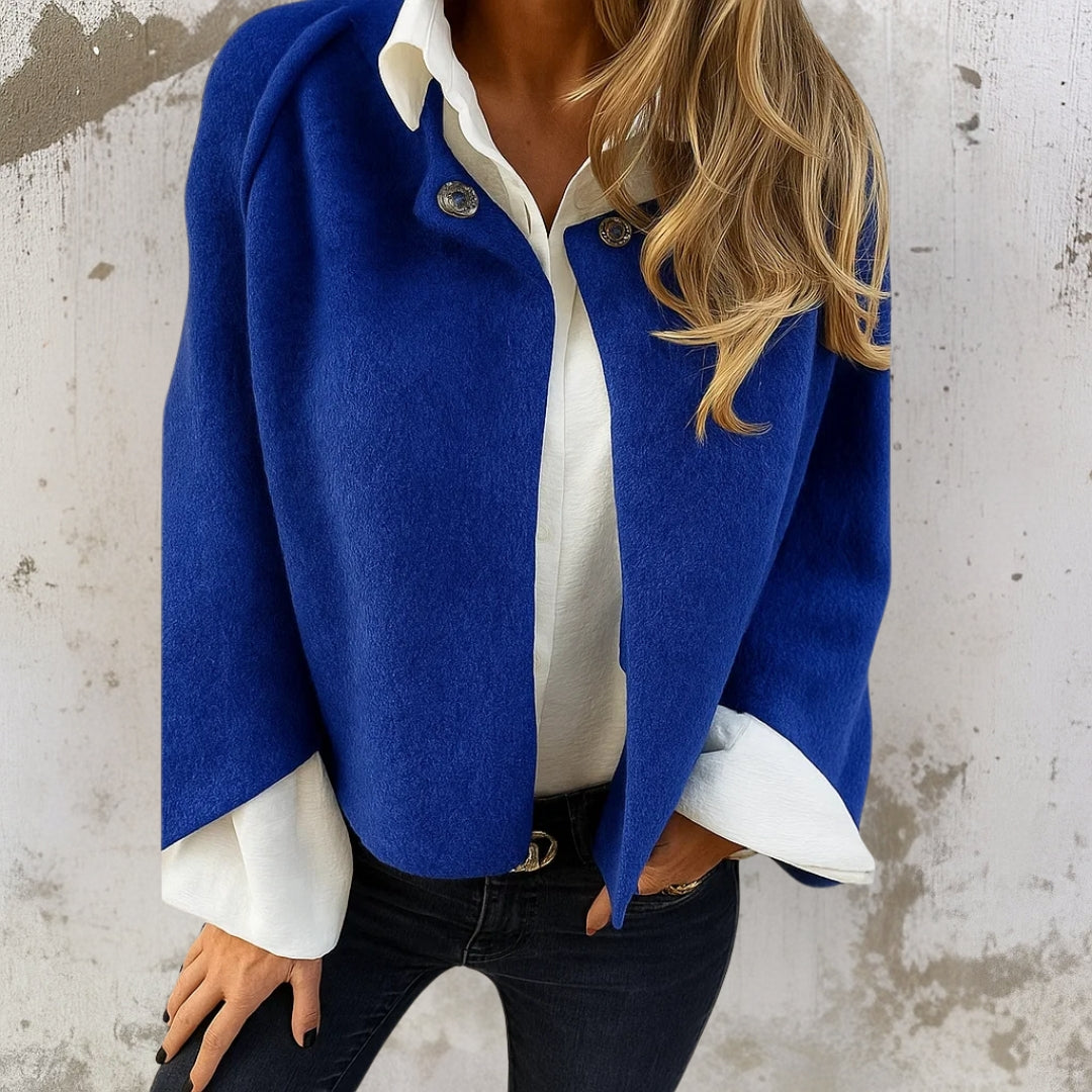 Veste courte Judith bleue, col chemise, boutonnage, manches amples, ourlets évasés