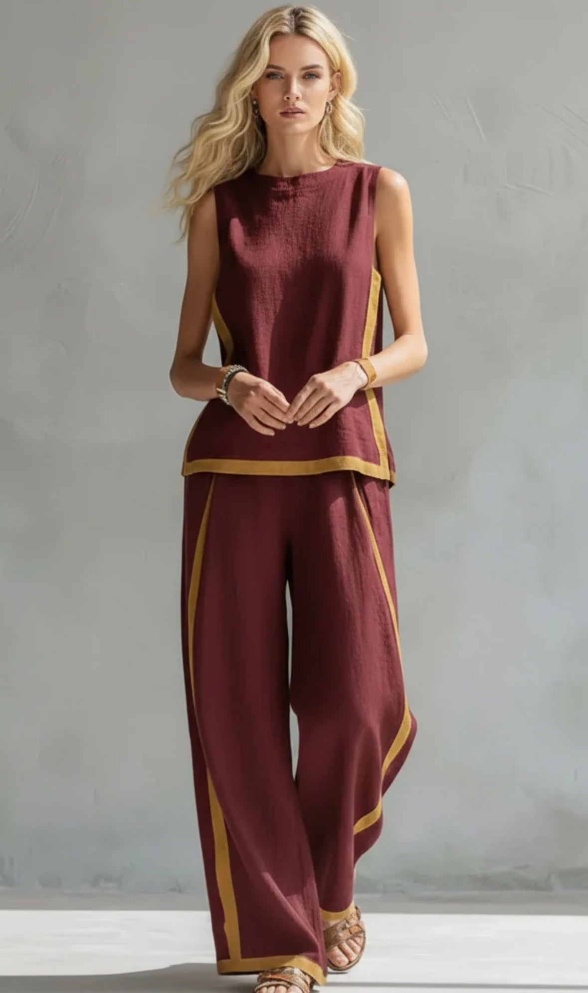 Ensemble deux pièces bordeaux : débardeur sans manches et pantalon ample à bordure dorée