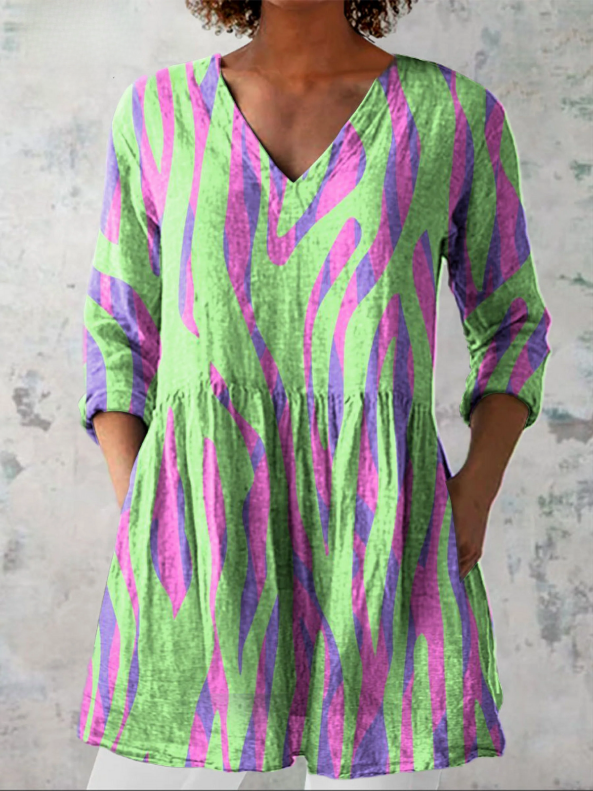 Chemisier long col V vert, rayures violettes et roses, manches trois-quarts