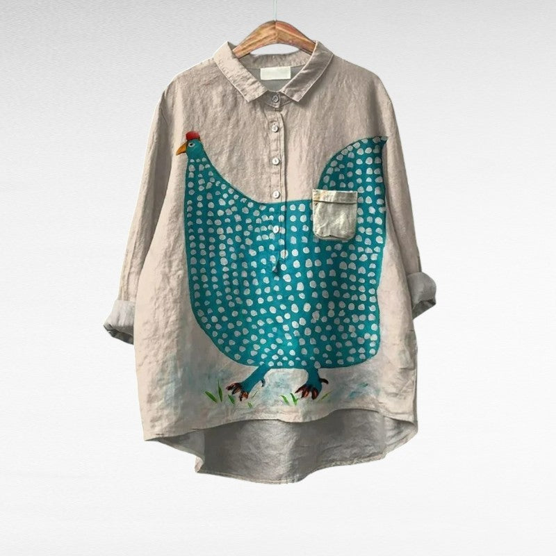 Blouse d’été en lin Céline beige, col boutonné, motif oiseaux turquoise.