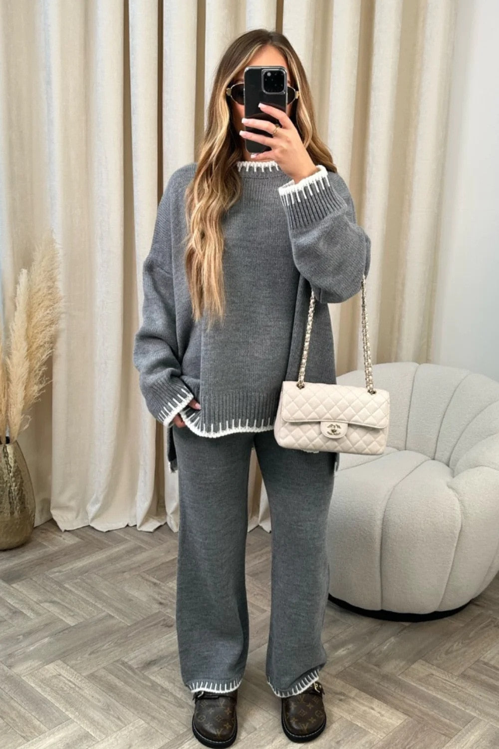 Ensemble tricot gris : pull à bordures contrastées et pantalon large assorti
