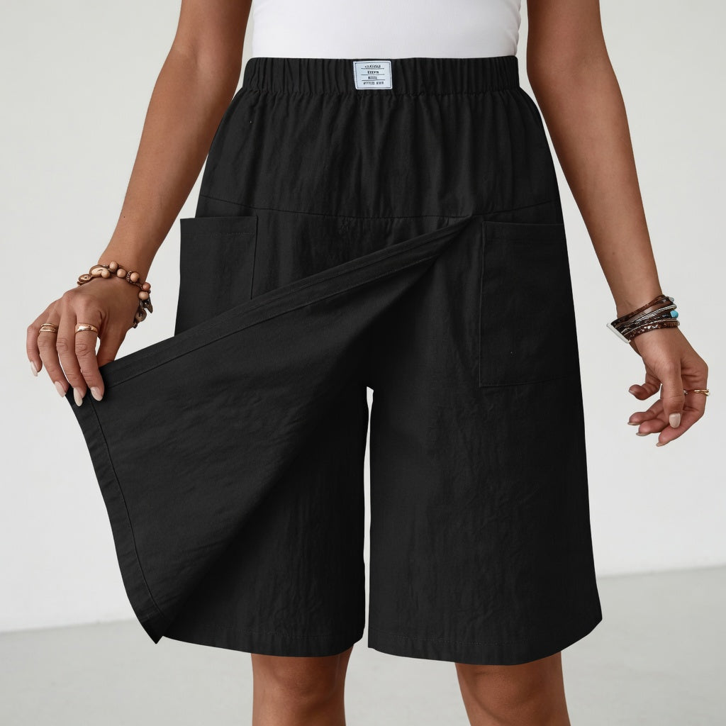 Jupe-short noire à taille élastique, rabat frontal et poches latérales
