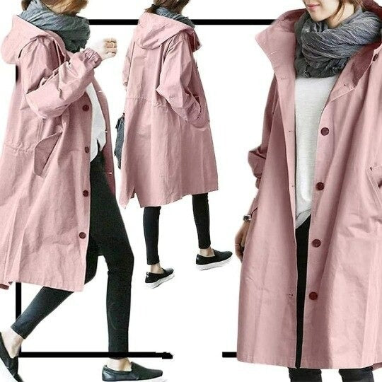 Trench-coat déperlant long rose poudré à capuche, patte boutonnée, poches latérales.