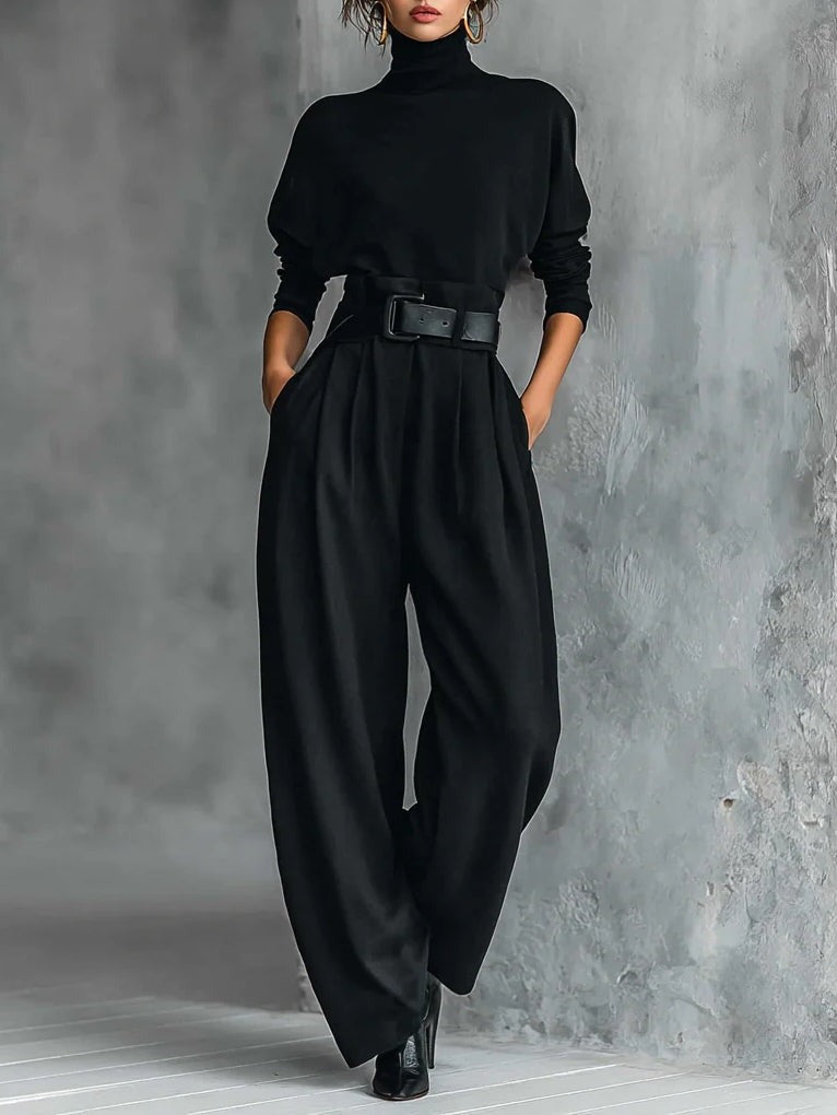 Combinaison noire à col roulé, ceinture à boucle, manches longues, pantalon ample