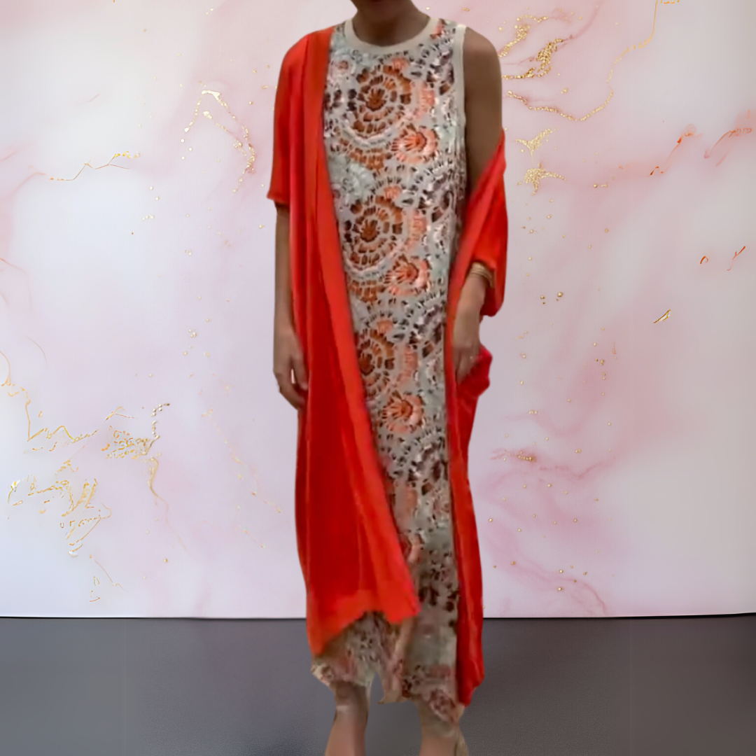 Robe longue sans manches, imprimé orange-brun et drapé rouge