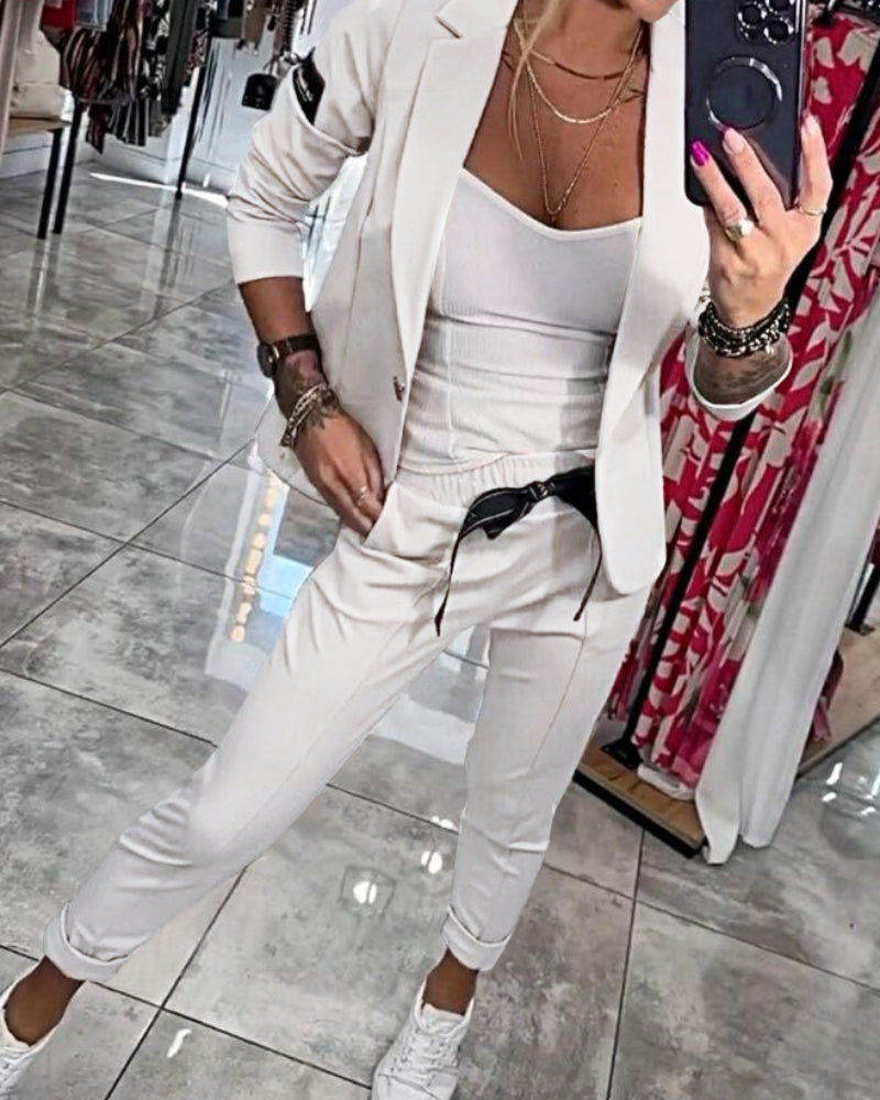 Ensemble veste et pantalon blanc, poches cargo et manches retroussées