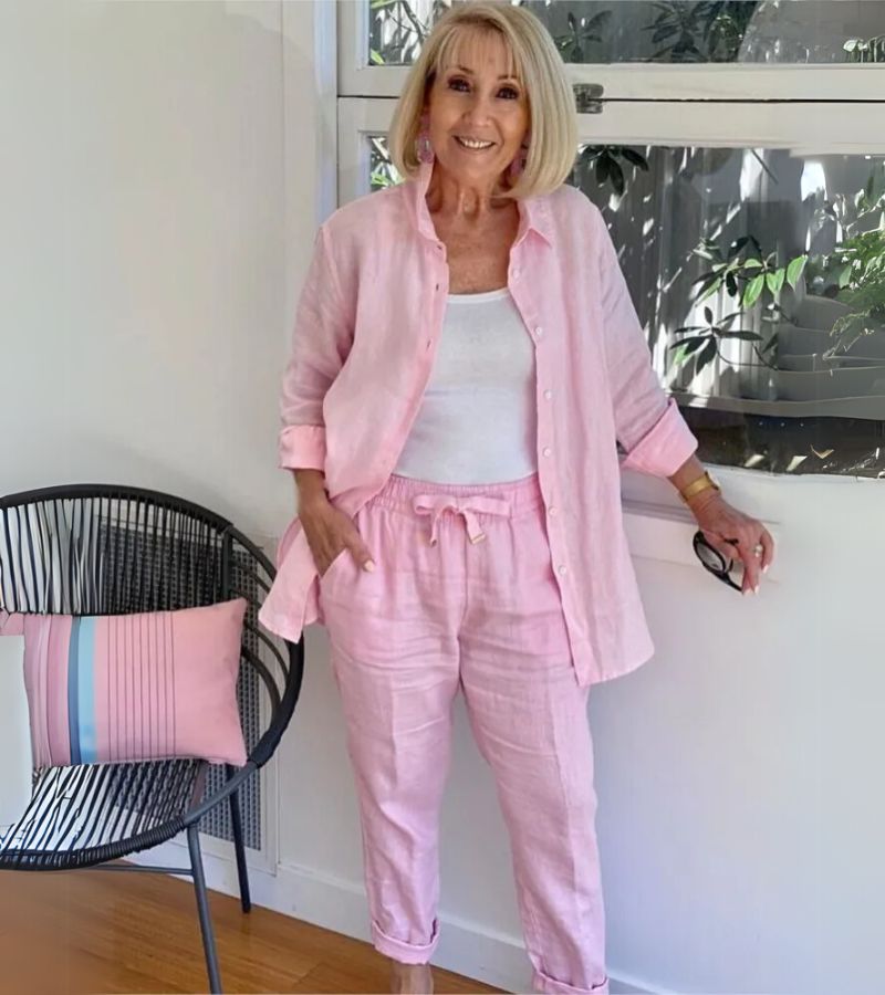 Ensemble chemise et pantalon en lin-coton rose, coupe ample, chemise boutonnée et volants.