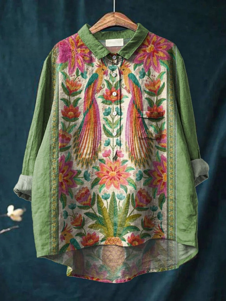 Chemise longue brodée multicolore, col chemise, boutons et motifs floraux.