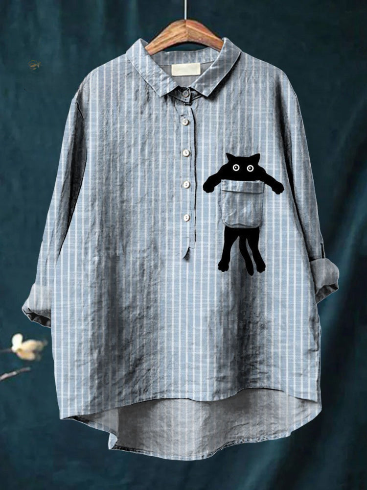 Chemise Milo rayée bleu clair à boutons, poche chat noir sur la poitrine, manches longues.