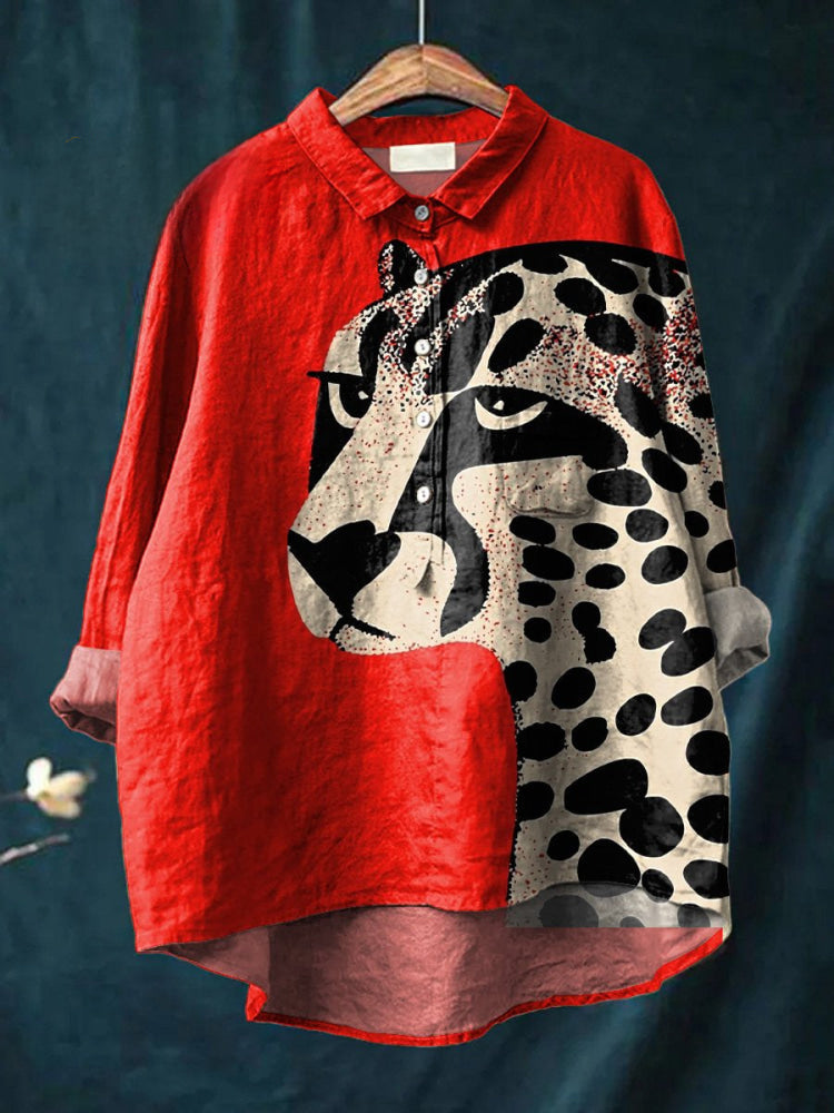 Chemise manches longues rouge avec imprimé léopard noir et beige, boutonnage et col.