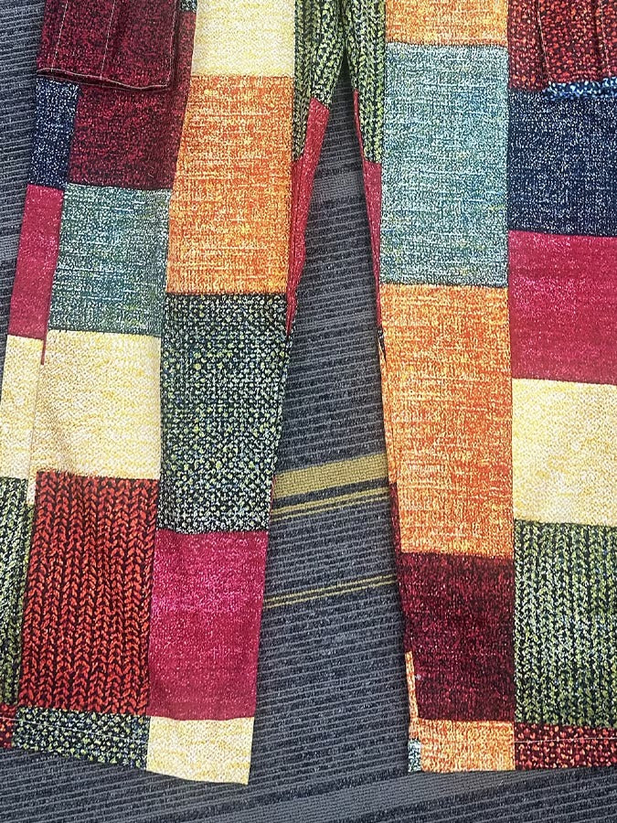 Pantalon cargo homme patchwork multicolore, vue rapprochée des empiècements carrés.