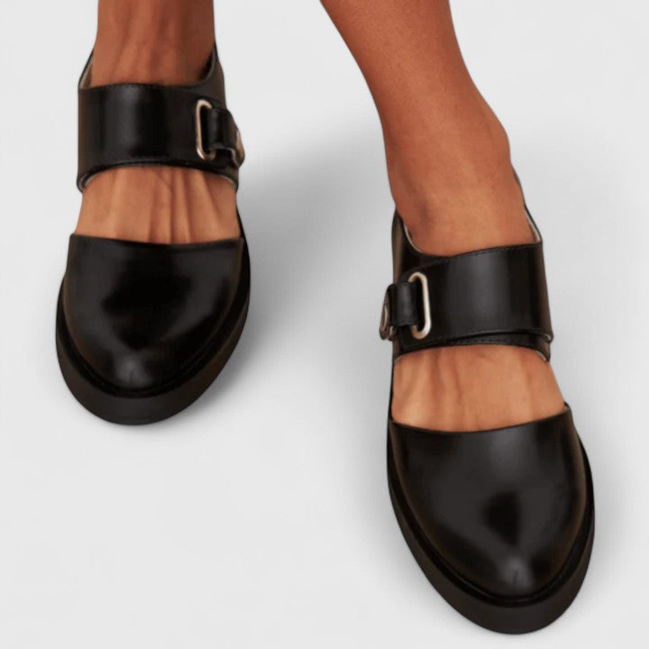 Chaussures bébé noires style mocassin avec bride réglable et boucle métallique