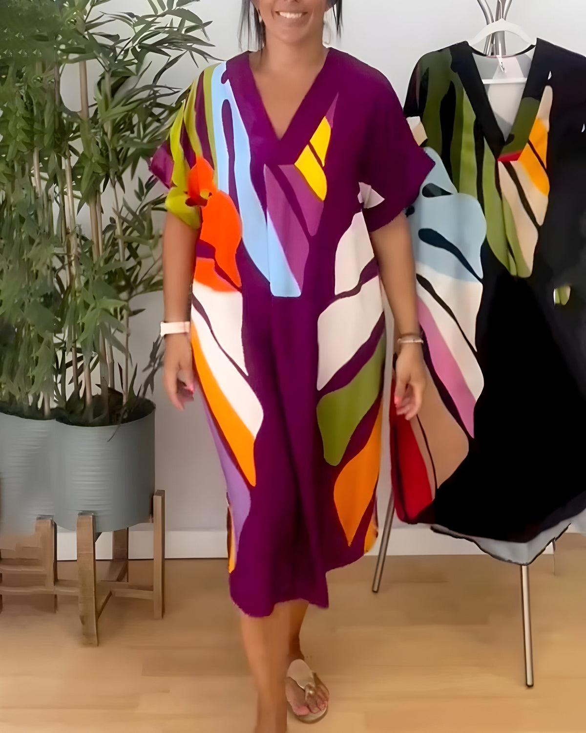 Robe décontractée mi-longue ample, col V, fond violet à motif abstrait multicolore