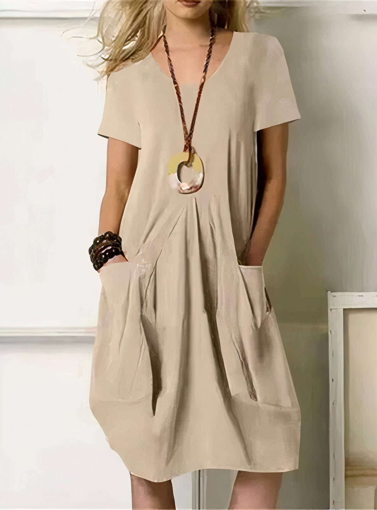 Robe courte beige clair à manches courtes, encolure ronde et jupe ample froncée