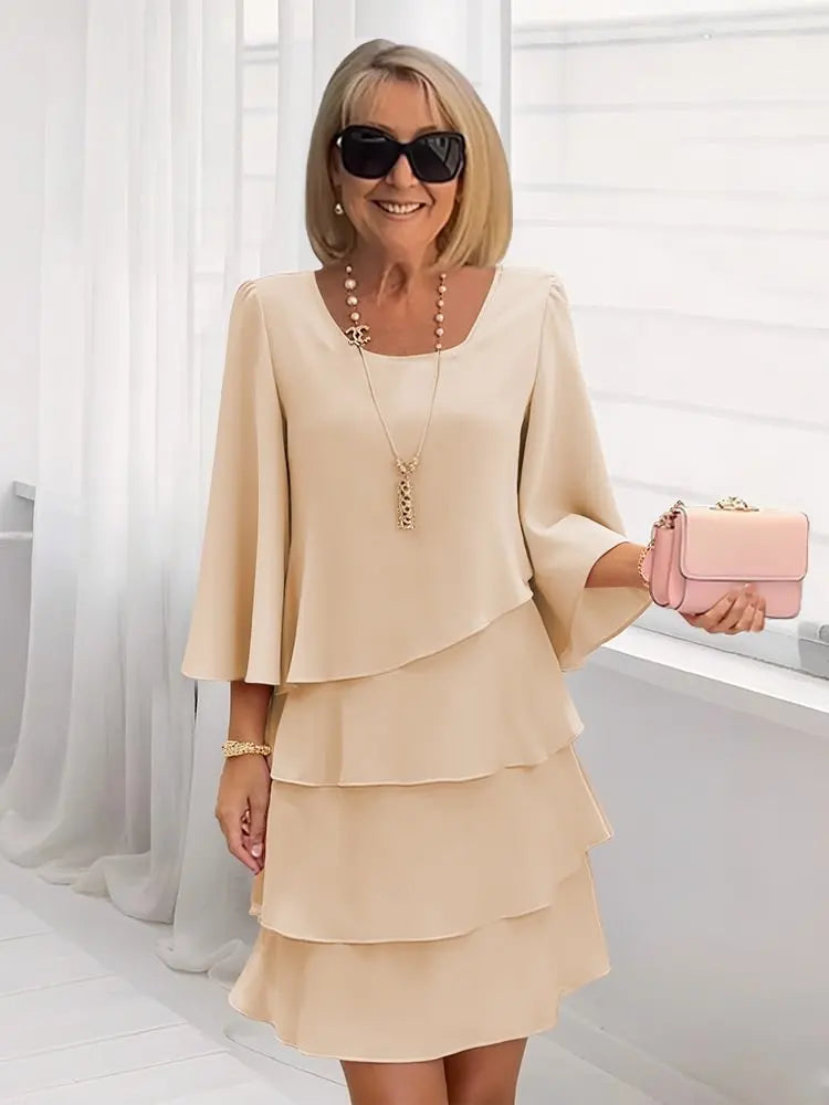 Robe fluide beige à volants superposés, col carré, manches évasées