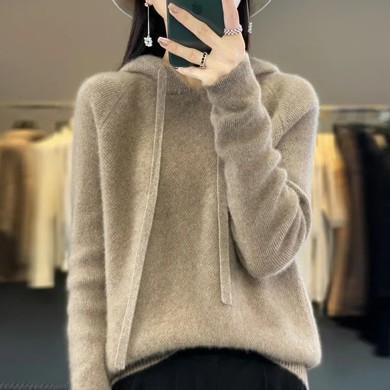 Pull en laine mérinos gris clair à capuche avec cordon, manches longues