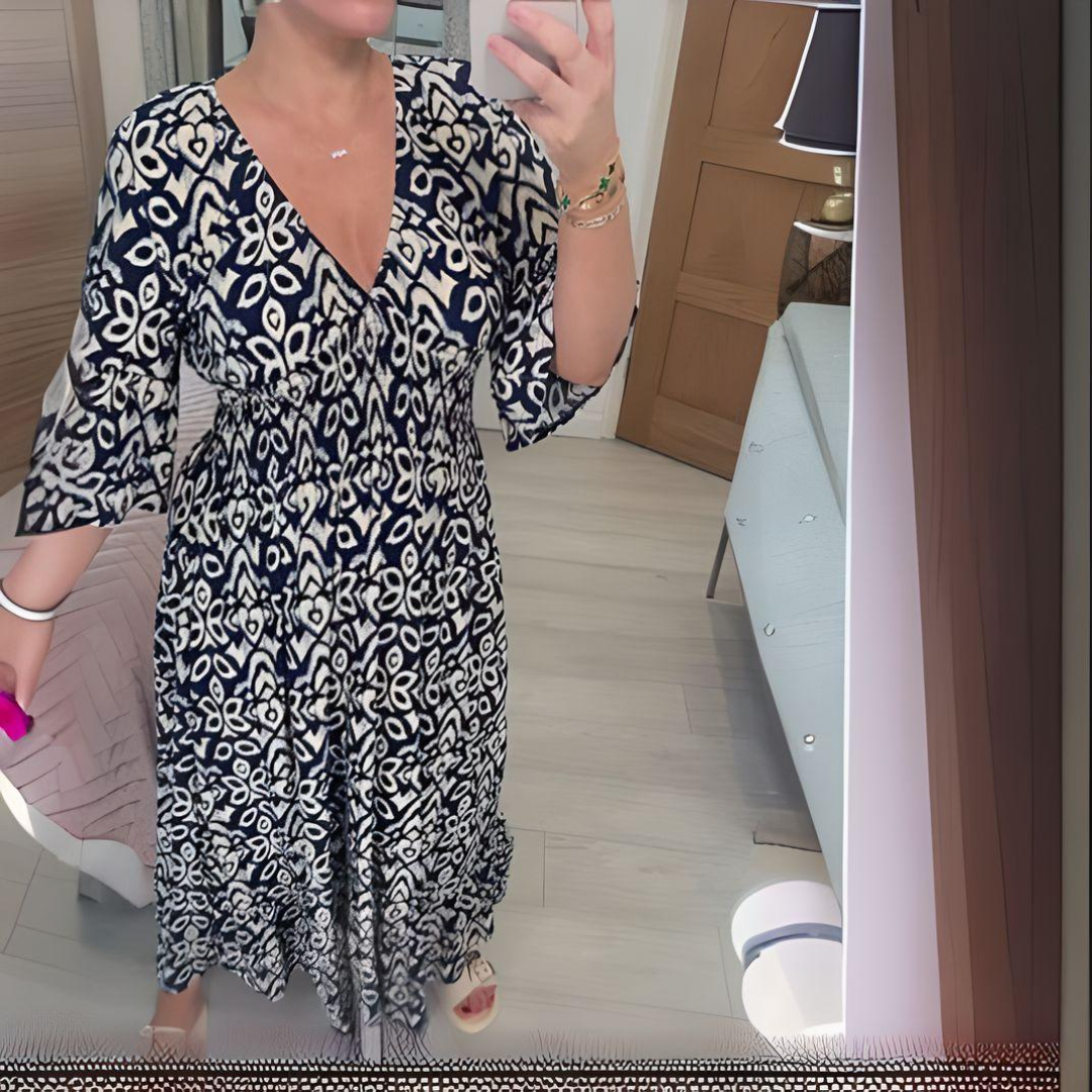 Robe bohème décontractée à motif noir et blanc, encolure V, manches évasées, midi.