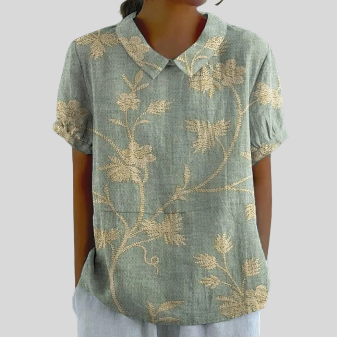 Blouse en lin vert clair à encolure boutonnée, broderie végétale ton sur ton beige, manches courtes