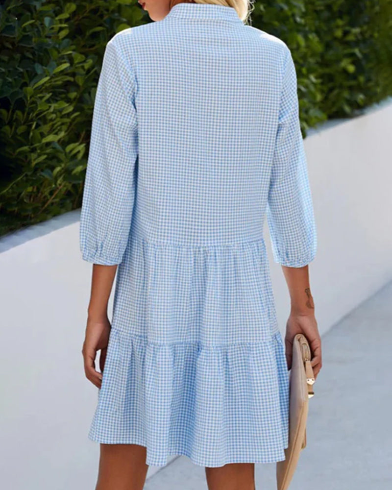 Robe midi à carreaux bleu clair, dos, manches 3/4, bas froncé et évasé.