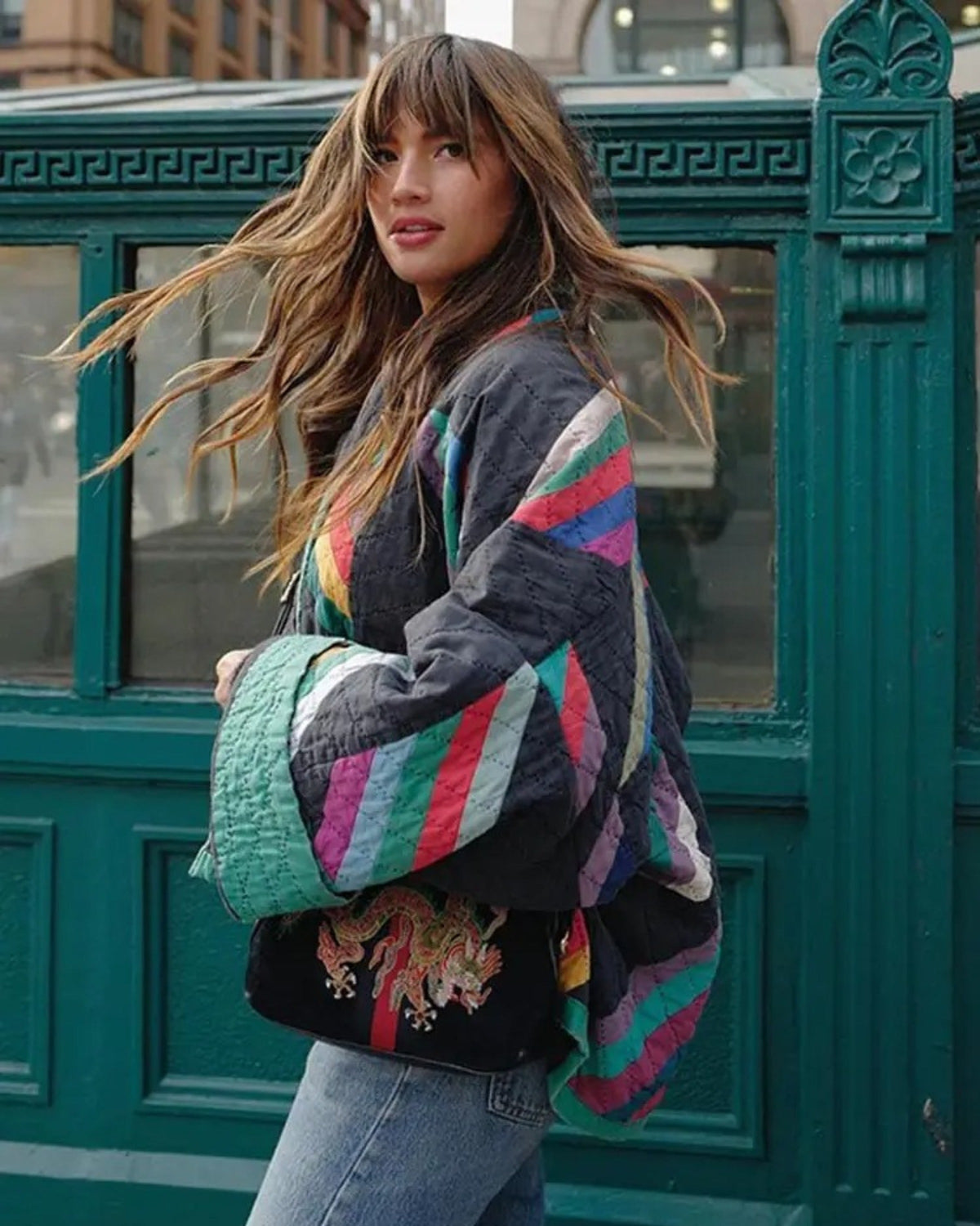 Veste Kaia noire avec blocs géométriques multicolores sur les manches, col montant