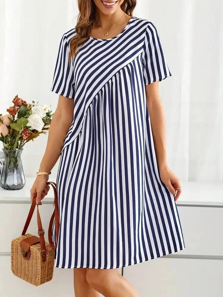 Robe d'été rayée bleu marine et blanche, encolure ronde, manches courtes évasées
