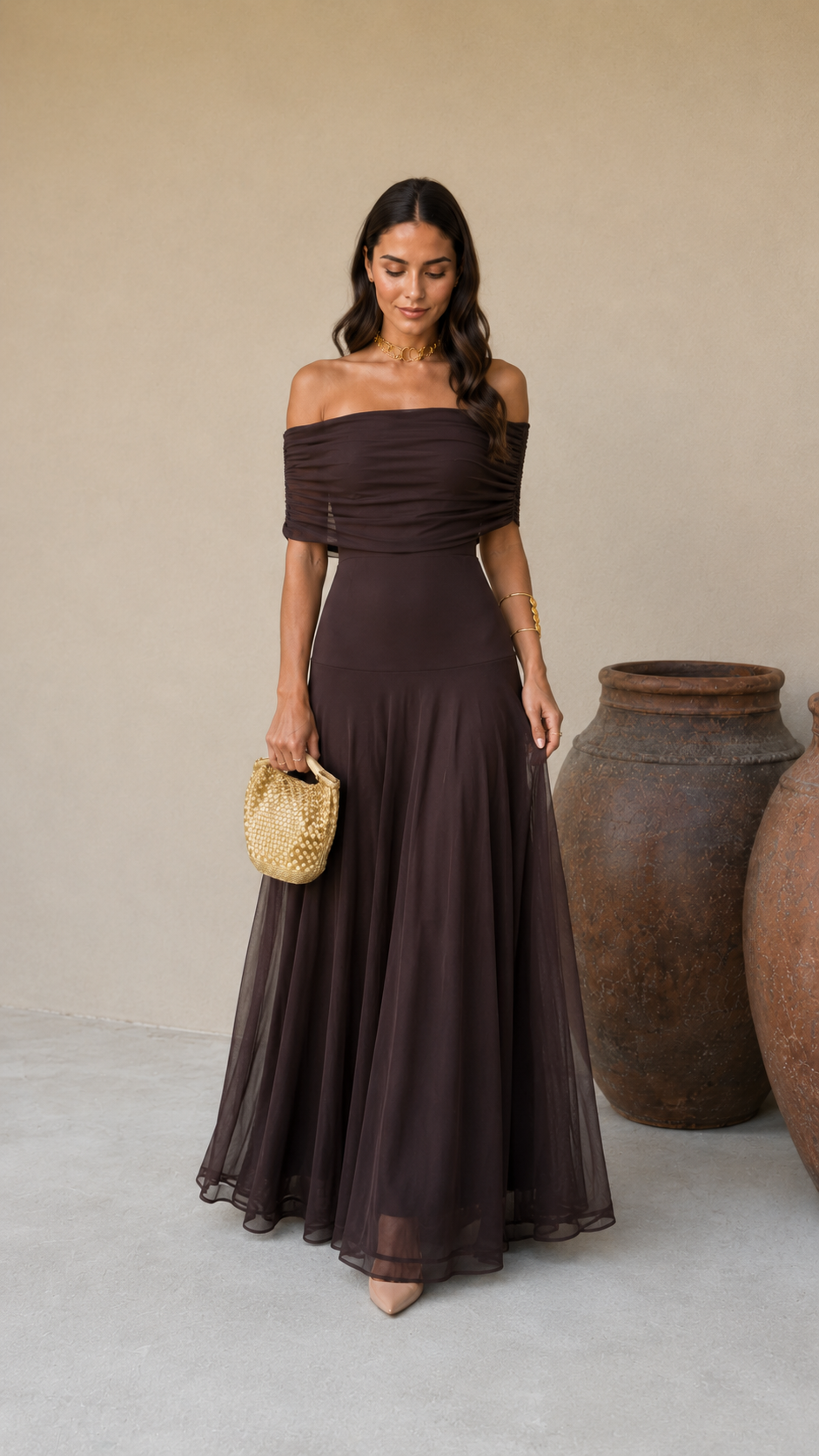Robe Toledo marron épaules dénudées, taille marquée et jupe en mousseline plissée