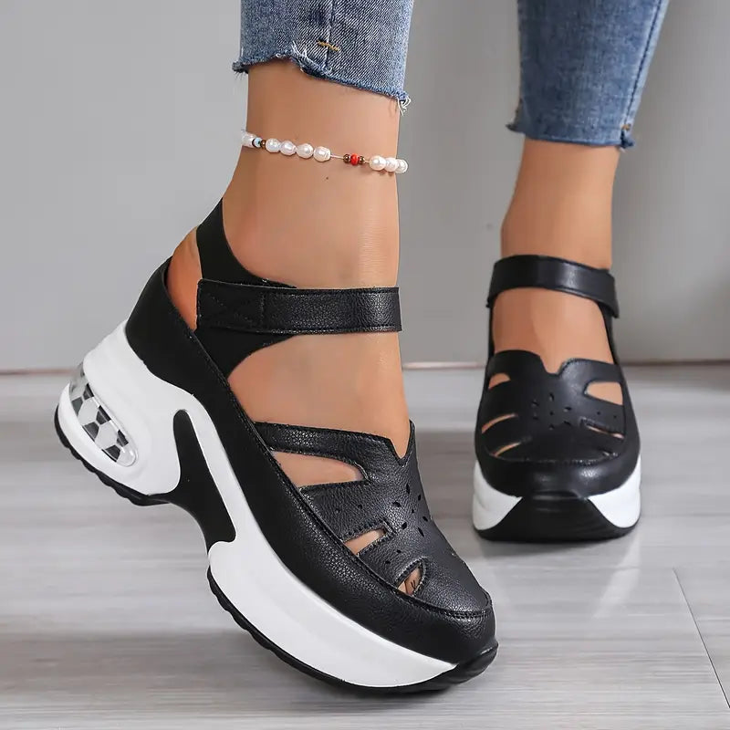 Sandales orthopédiques Laura™ noires à deux brides, semelle plateforme blanche contrastée.