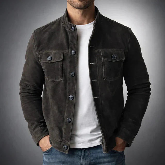 Veste en daim noire, gros plan des poches poitrine à rabat et boutons.