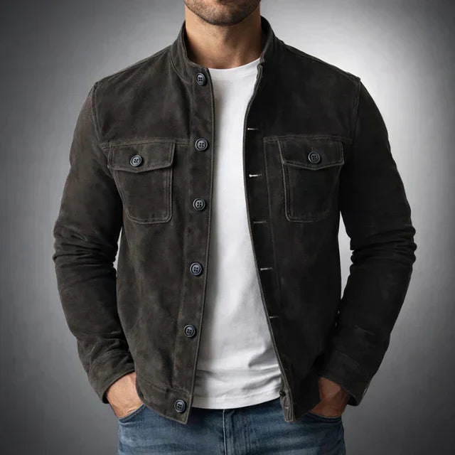 Veste en daim noire boutonnée, deux poches poitrine et boutons ronds
