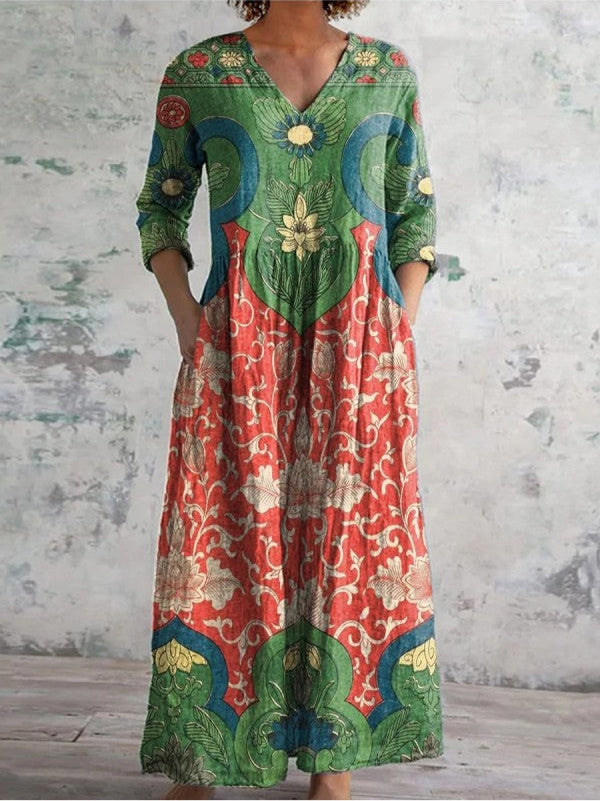 Robe longue ample à encolure en V, manches 3/4, motifs floraux multicolores vert et rouge