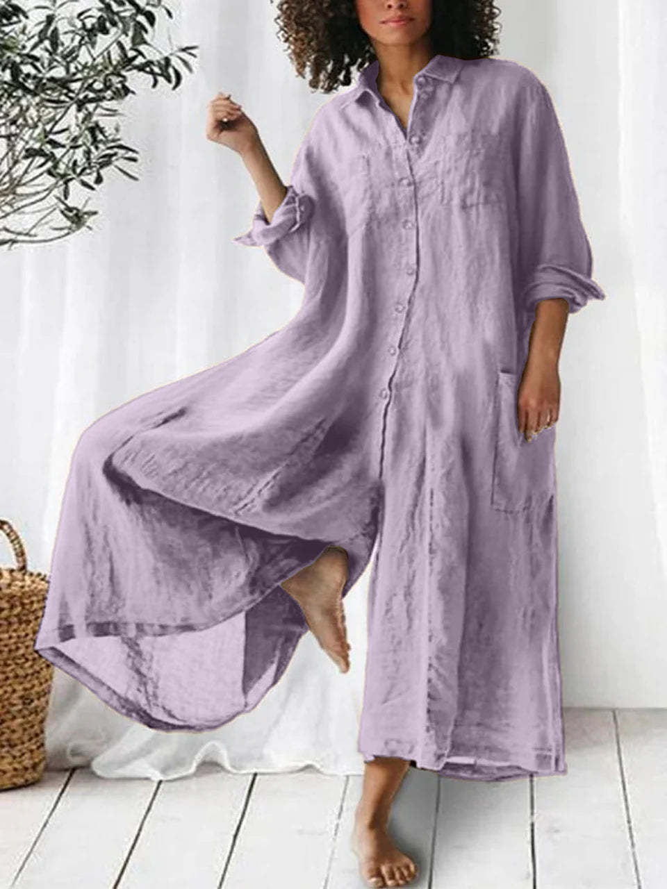 Combinaison longue en lin violet clair, col chemise et patte de boutonnage, coupe ample