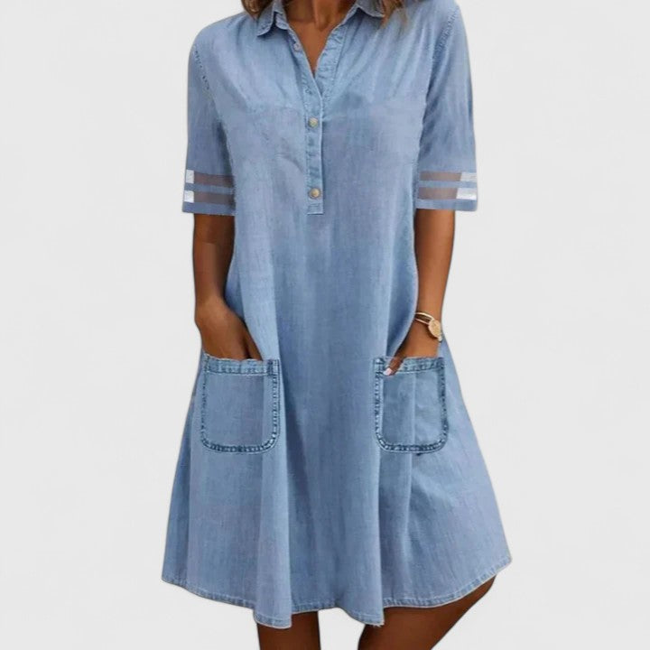 Robe en jean bleu clair style chemise, manches courtes boutonnées, col et deux poches