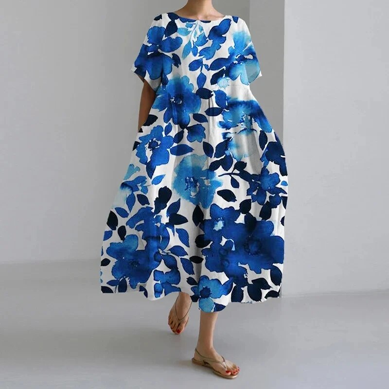 Robe bohème à manches courtes, imprimé fleurs bleu et blanc, coupe ample.