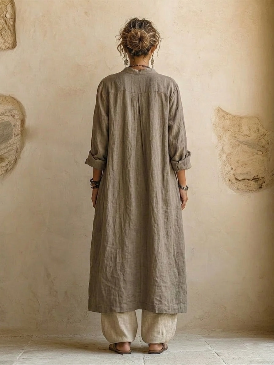Ensemble en lin : veste longue kaki au dos, pantalon ample écru.