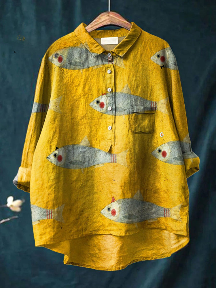 Chemise jaune ample à manches longues, imprimé poissons et poche poitrine.