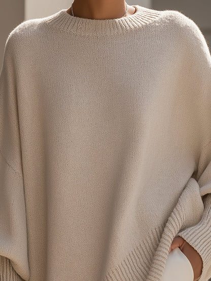 Pull ample à coupe fluide beige, col rond et maille fine, manches longues larges, tombant