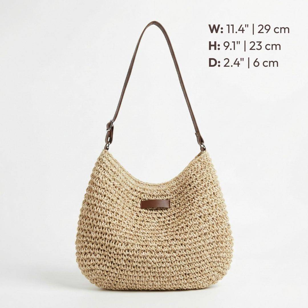 Sac en paille beige en forme demi-lune avec anse marron et patch rectangulaire.