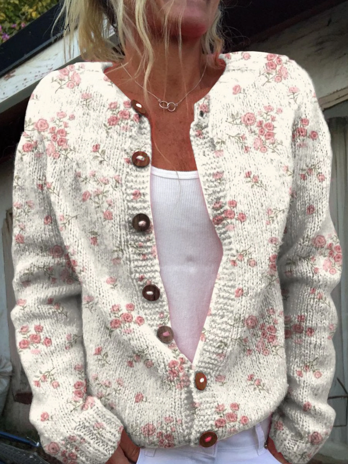 Cardigan en maille crème à motifs floraux roses, boutons décoratifs
