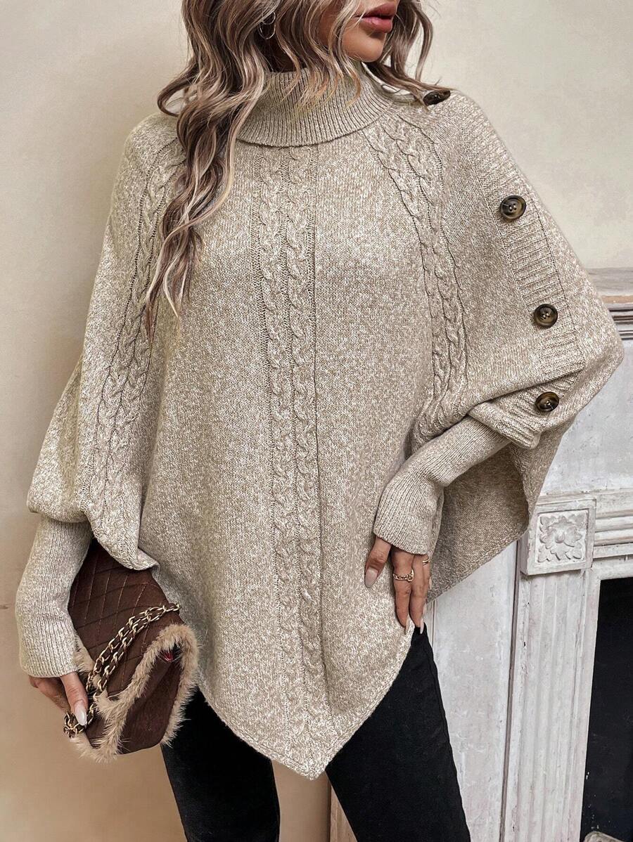 Poncho en maille torsadée beige clair, col montant, manches chauve-souris, boutonnage