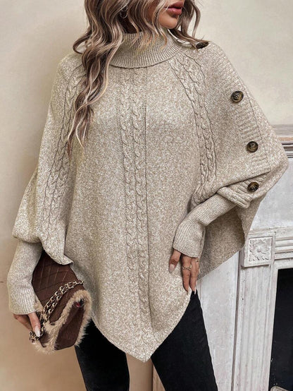 Poncho en maille torsadée beige clair, col montant, manches chauve-souris, boutonnage