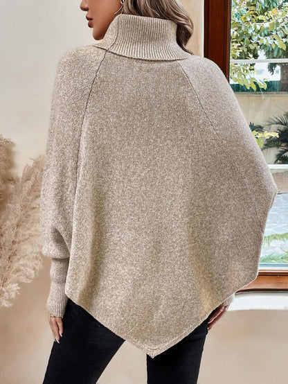 Poncho beige clair en maille torsadée, col montant, vue de dos, coupe ample asymétrique