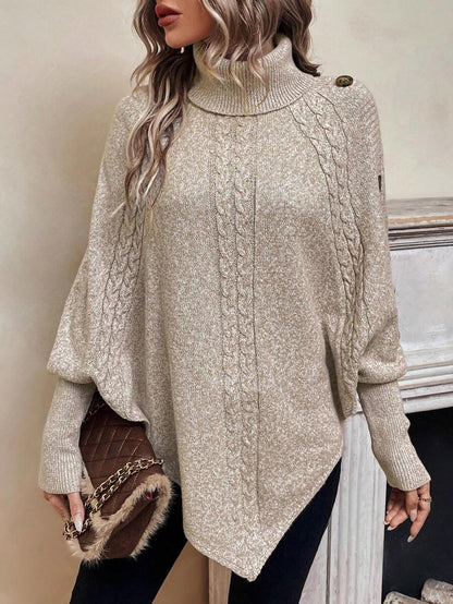 Poncho en maille torsadée beige clair, col montant, devant texturé, boutons sur l’épaule