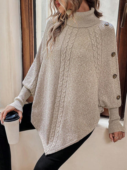 Poncho-pull asymétrique en maille torsadée gris clair, col montant, manches chauve-souris