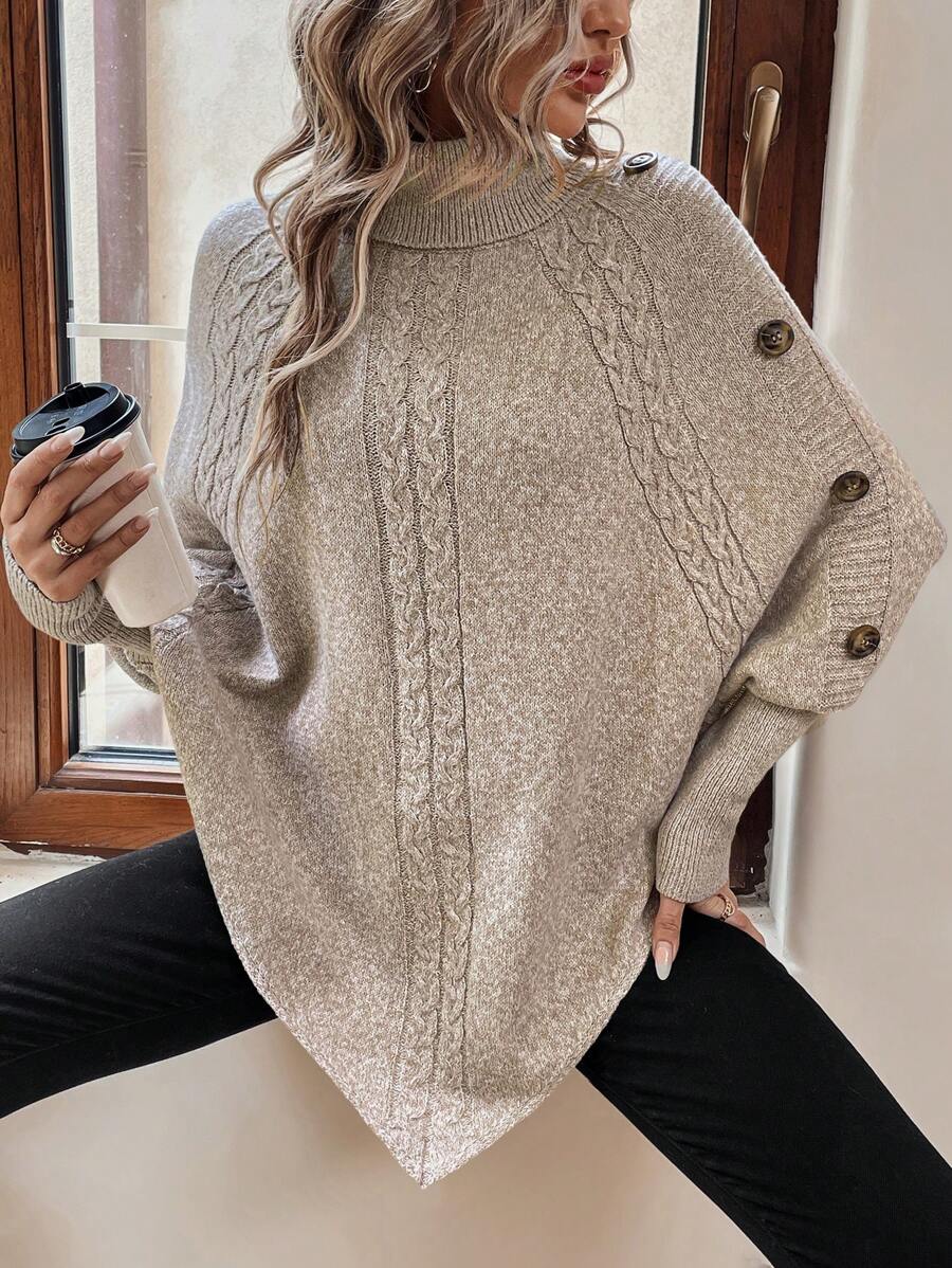 Poncho-pull gris clair en maille torsadée, col montant, manches chauve-souris, boutons