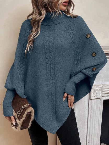 Poncho en maille torsadée bleu, col montant, manches chauve-souris, boutons sur l’épaule