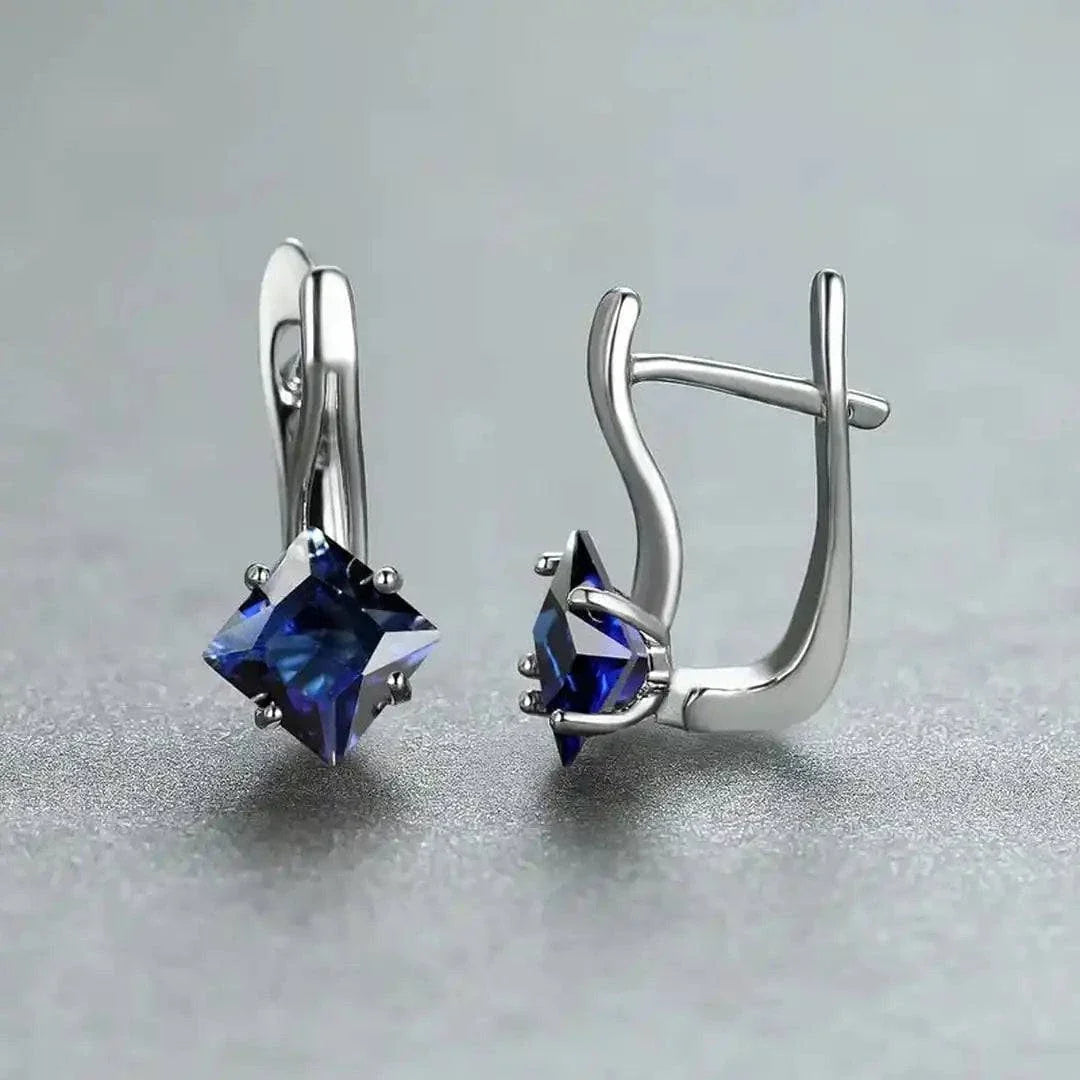 Boucles d’oreilles Sylvette Azurienne à monture argentée et pierre bleue en forme de losange