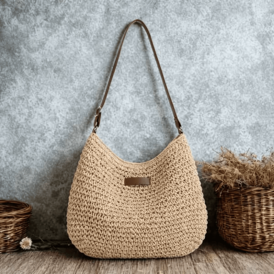 Sac élégant en paille beige, anse courte marron, fermeture rectangulaire sur l’avant.